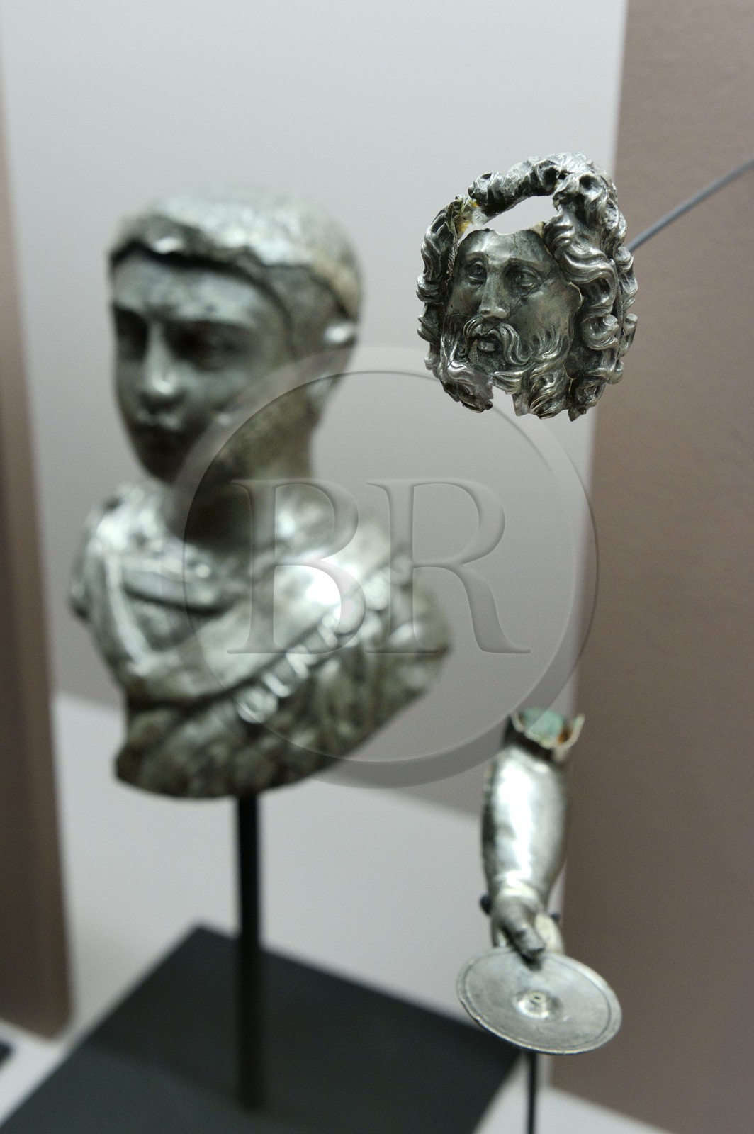 France, Rhône (69), Lyon, site historique classé Patrimoine Mondial de l'UNESCO, colline de Fourvière, musée gallo-romain de Fourvière, le trésor de Vaise, statuettes en argent doré