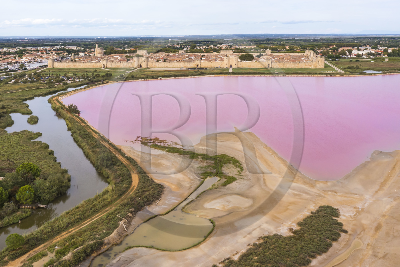 France, Gard (30), Aigues-Mortes, la ville médiévale entourée par ses remparts en bordure des marais salants (Salins du Midi) (vue aérienne)