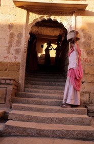 Inde, état du Rajasthan, Fort de Jaisalmer, Raj Mahal Palace, Porte principale et empreinte de mains des sati