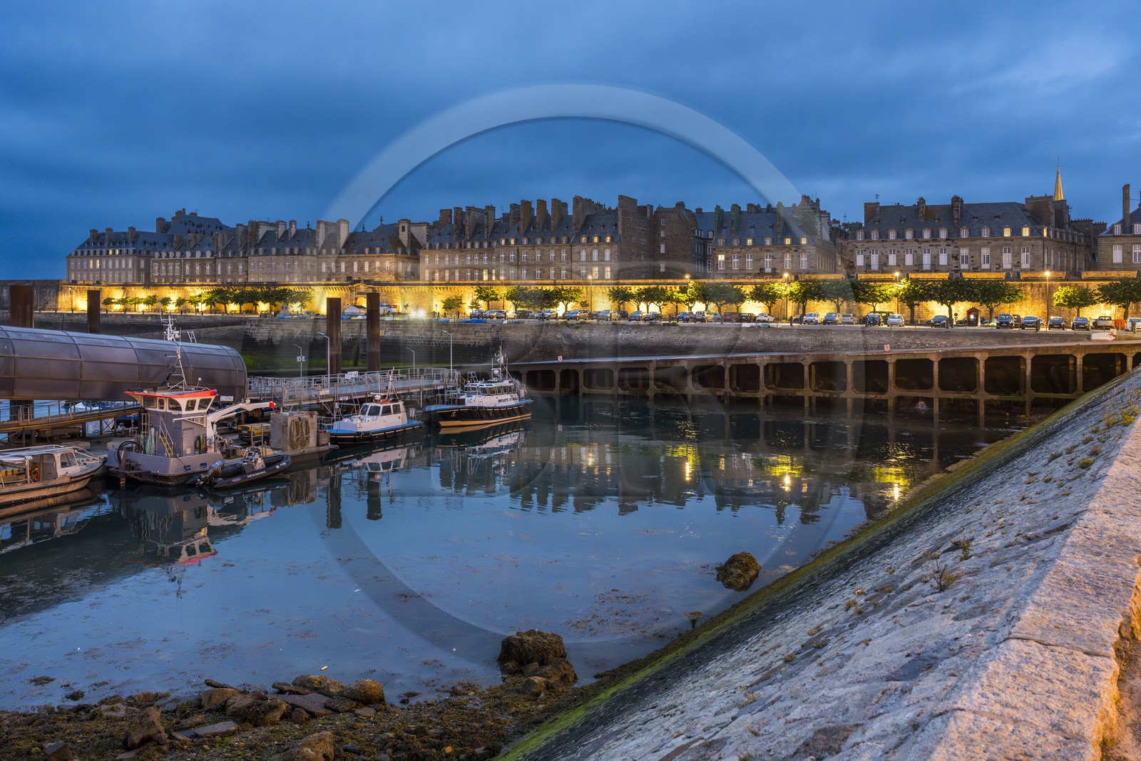 France, Ille-et-Vilaine (35), Côte d'Emeraude, Saint-Malo, la cale de Dinan et les remparts Sud