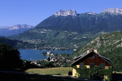 France, Haute-Savoie (74), château et village de Duingt depuis un chalet qui surplombe le Lac d'Annecy