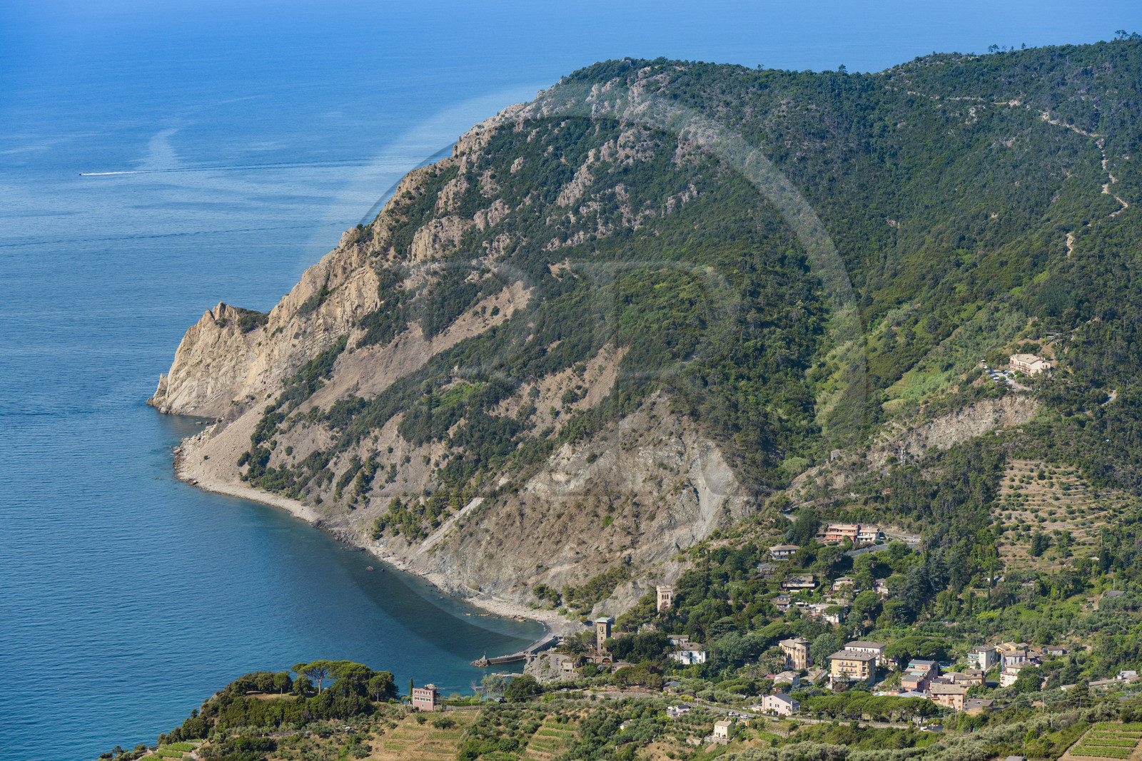 Italie, Ligurie, Cinque Terre, parc national des Cinque Terre classé Patrimoine Mondial de l'UNESCO, village de Monterosso al Mare et Punta Mesco sur la Riviera de La Spezia