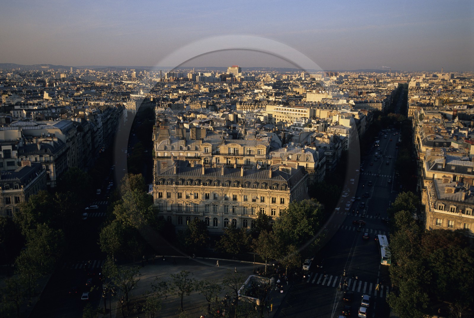 France, Paris (75), avenues de Mac-Mahon et de Wagram depuis la place Charles de Gaulle