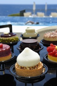 France, Alpes Maritimes (06), Saint-Jean-Cap-Ferrat, Grand-Hotel du Cap-Ferrat, palace 5 étoiles du groupe Four Seasons Hotel, le chic Club Dauphin au bord de la piscine, tartelette citron et noisette présentée avec une farandole de desserts