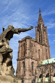 France, Bas-Rhin (67), Strasbourg, vieille ville classée au Patrimoine Mondial de l'UNESCO, la cathédrale Notre-Dame depuis le Palais Rohan