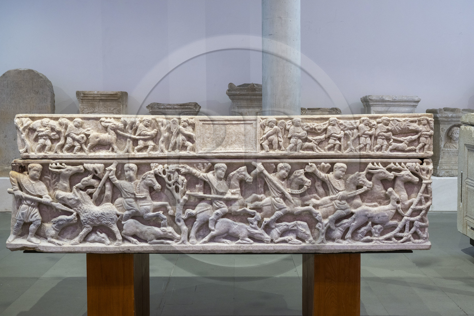 France, Bouches-du-Rhône (13), Arles, musée départemental Arles antique, sarcophage dit de la chasse à courre aux sangliers et aux cerfs provenant du site de Trinquetaille et datant du début du IVe siècle