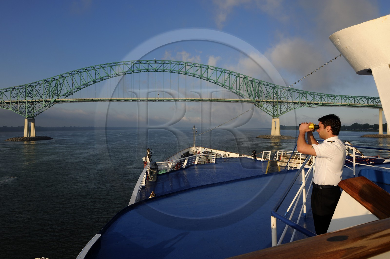 Canada, province de Québec, le pont sur le fleuve Saint-Laurent à Trois-Rivières depuis le bateau de croisière Princess Danaé