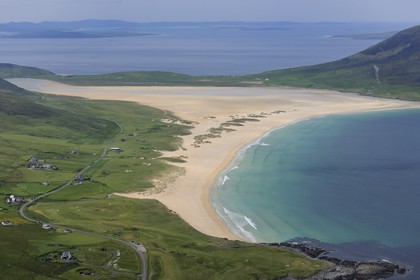 Royaume-Uni, Ecosse, Hébrides extérieures, Ile de Lewis et Harris, South Harris, plages de sable blanc à Leverburgh (vue aérienne)
