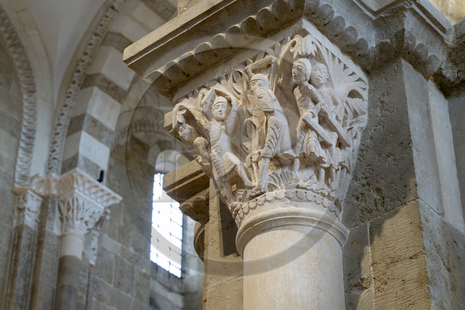 France, Yonne (89), parc naturel régional du Morvan, Vézelay, classé au Patrimoine Mondial de l'UNESCO, labellisé Les Plus Beaux Villages de France, point de départ de l'une des principales voies de pèlerinage de Saint-Jacques-de-Compostelle, la basilique Sainte-Marie-Madeleine, chapiteau de la nef (XIIe siècle)