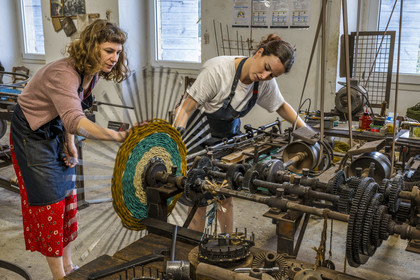 France, Drôme (26), Drôme provençale, Nyons, La Scourtinerie, dernière manufacture de scourtins de Provence, filtres traditionnels utilisés dans la fabrication de l'huile d'olive mais conçus aussi aujourd'hui comme objets de décoration en fibre de coco, fabrication de scourtins dans leur atelier sur des appareils à tisser circulaires faits sur mesure
