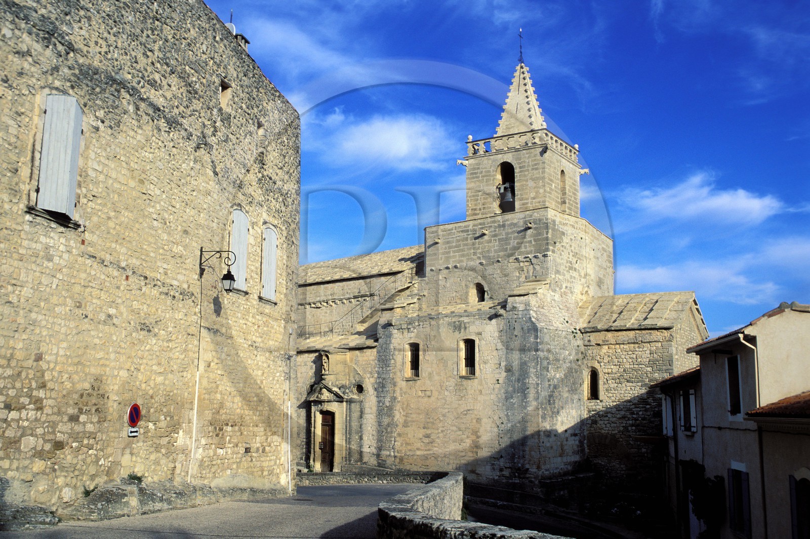 France, Vaucluse (84), Venasque, labellisé Les Plus Beaux Villages de France, église romane du VIe siècle