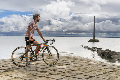 France, Vendée (85), île de Noirmoutier, Barbatre, passage du Gois, chaussée submersible qui relie l'île au continent à marrée basse, un refuge en arrière plan