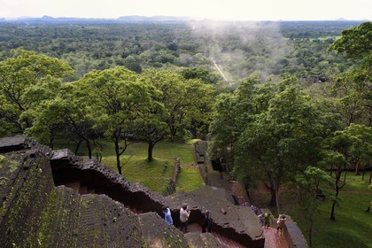 Sri Lanka, province centrale, district de Matale, Sigiriya, ville ancienne de Sigiriya classée patrimoine mondial de l'UNESCO, escalier d'accès à l'ancien palais forteresse du Rocher du Lion
