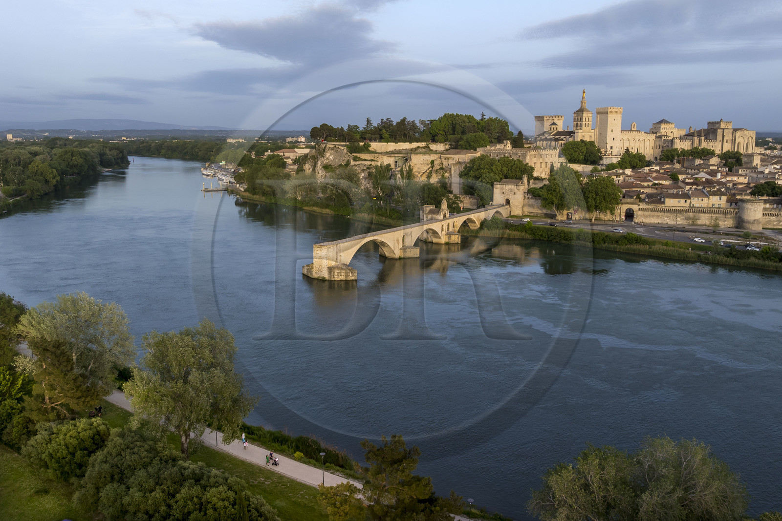 France, Vaucluse (84), Avignon, le pont Saint-Bénézet (pont d'Avignon) sur le Rhône et le Palais des Papes, classés Patrimoine mondial de l'UNESCO, en arrière plan (vue aérienne)