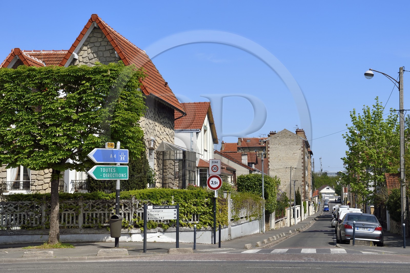 France, Val-de-Marne (94), Champigny-sur-Marne, quartier pavillonnaire en bordure du parc du Tremblay