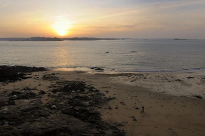 France, Ille-et-Vilaine (35), côte d'émeraude, Saint-Malo, la plage faisant face à Dinard