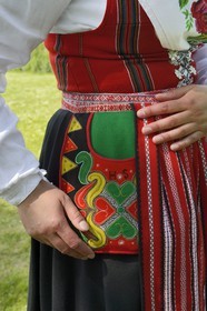 Suède, comté de Dalécarlie, région de Leksand, jeune fille en costume traditionnel pour les célébrations du solstice d'été dans le petit hameau de Sunnanäng