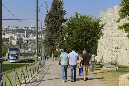 Israel, Jérusalem, le tramway le long des remparts de la vieille ville, il dessert la ville de Jérusalem et une partie de la Cisjordanie, la ligne s'étend sur 13,9 kilomètres pour 23 stations et fut mise en service le 19 aout 2011