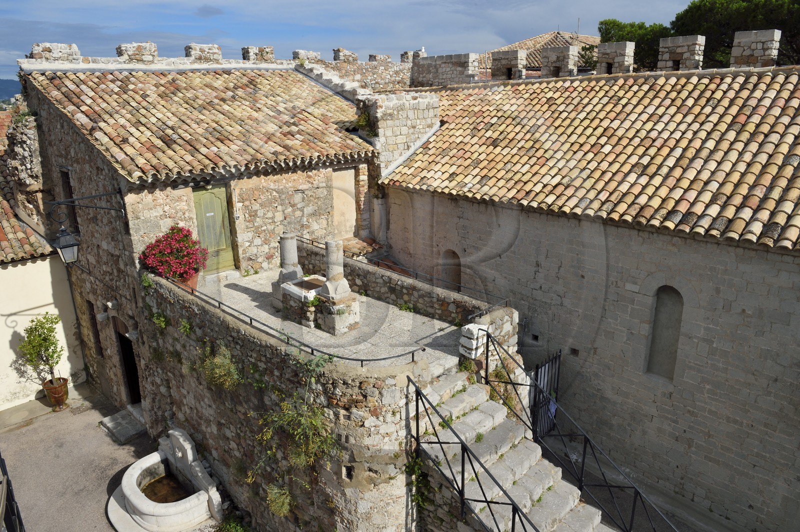 France, Alpes-Maritimes (06), Cannes, la vieille ville dans le quartier Le Suquet, puit de la Tour du Suquet au sein du musée de la Castre installé dans les vestiges du chateau médiéval des moines de Lérins
