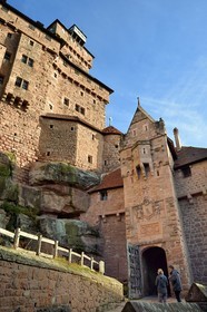 France, Bas-Rhin (67), Orschwiller, le château du Haut-Koenigsbourg, logis sud avec oriel et latrines à gauche surplombée par le donjon et tour abritant porte d'honneur