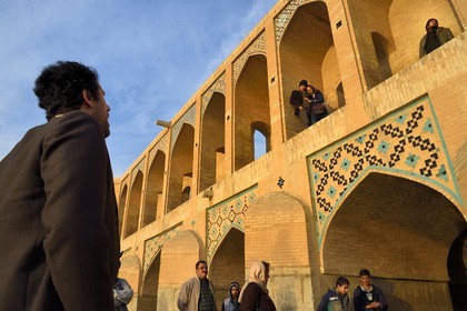 Iran, province d'Ispahan, Ispahan, Pont Khaju sur la rivière Zayandeh, couple d'amoureux écoutant un chanteur