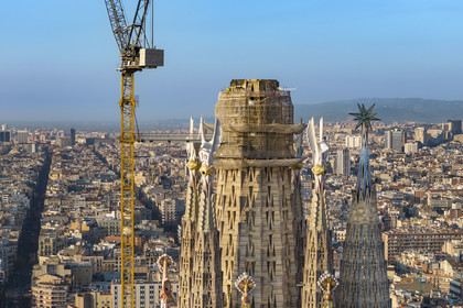 Spain, Catalonia, Barcelona, Eixample district, Sagrada Familia basilica by Catalan modernist architect Antoni Gaudi, listed as a UNESCO World Heritage Site, bell towers topped with pinnacles surrounding the central ciborium and the future central tower (Tower of Jesus Christ)(Tour de Jesus), la tour de Marie avec l'étoile de la vierge lumineuse est sur la droite