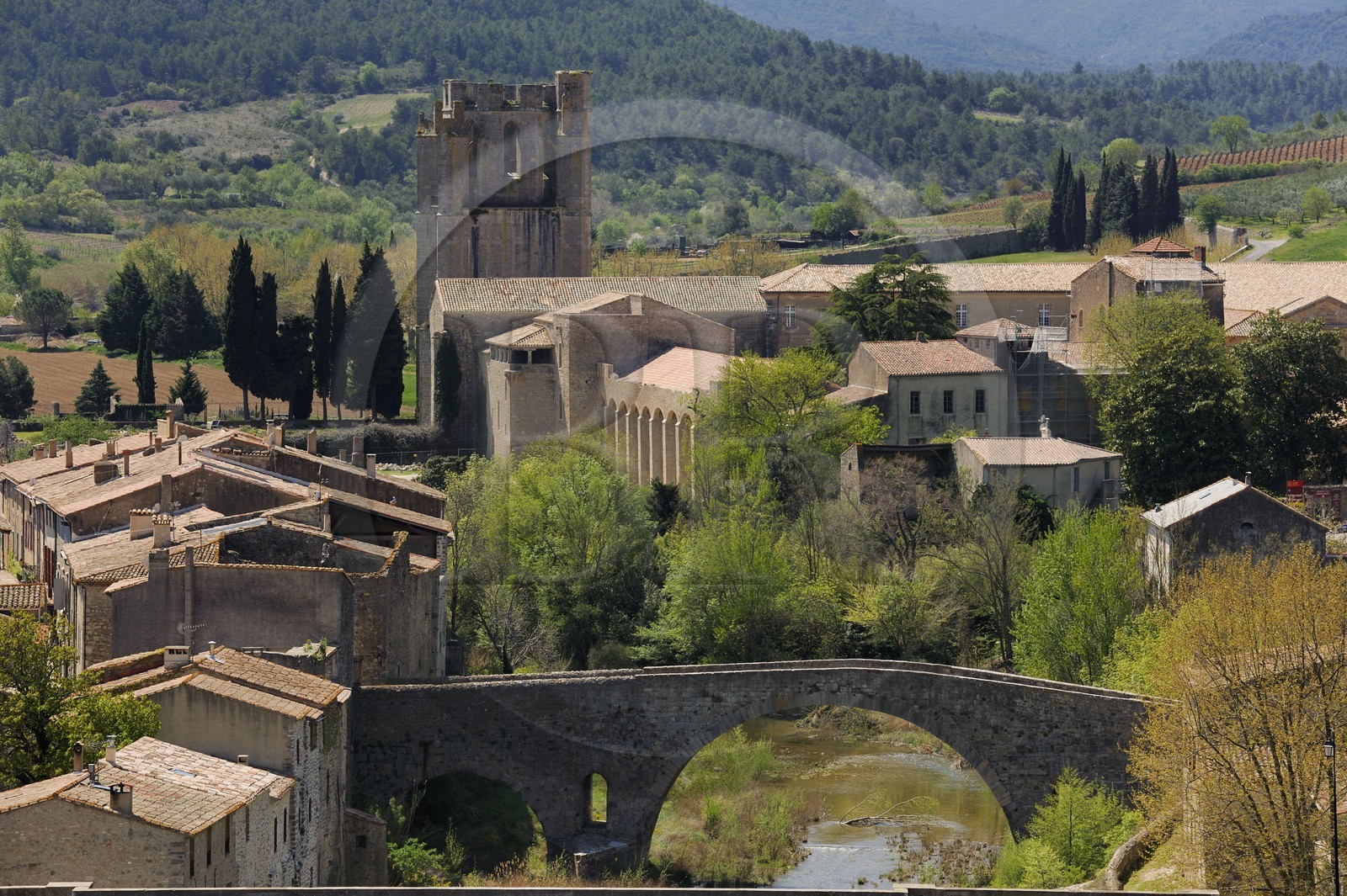France, Aude (11), village de Lagrasse, labellisé Les Plus Beaux Villages de France, ponts sur l' Orbieu et abbaye Sainte-Marie de Lagrasse au fond