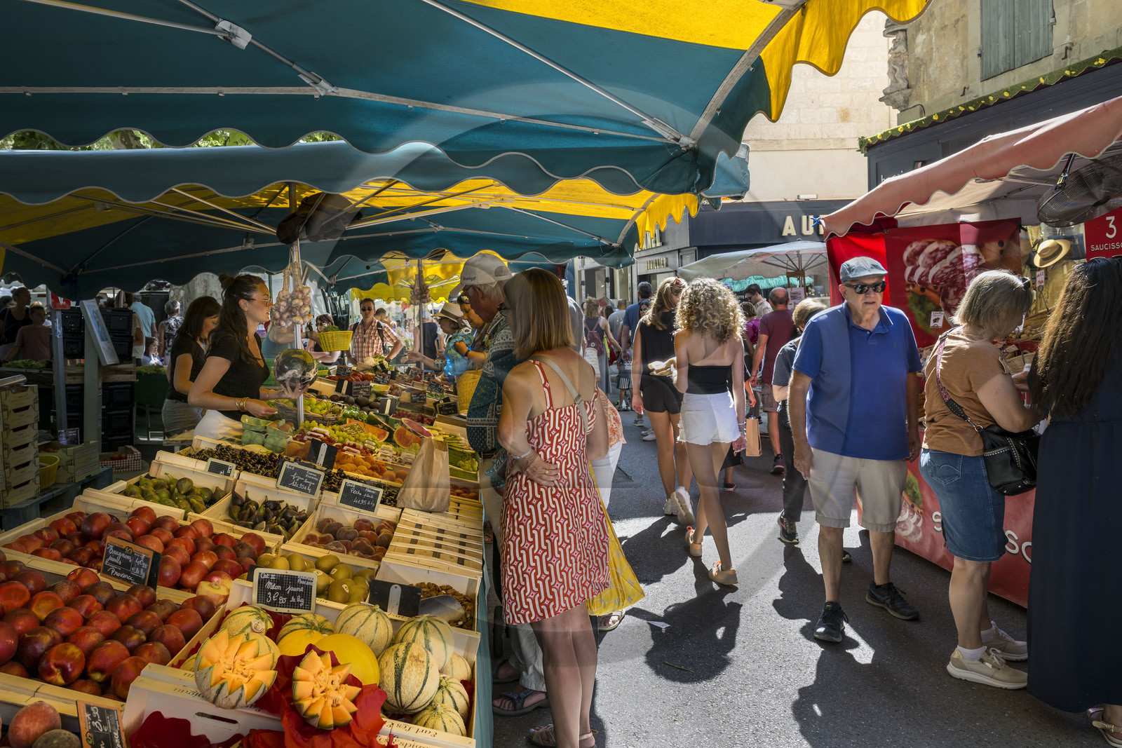 France, Bouches-du-Rhône (13), Parc Naturel Régional des Alpilles, Saint-Rémy-de-Provence, étal de fruits sur le marché place Jules Pellissier