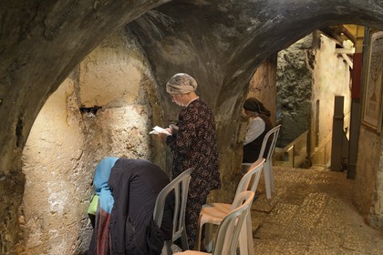 Israel, Jérusalem, ville sainte, vieille-ville classée Patrimoine Mondial de l'UNESCO, souterrain du Kotel qui longe le Mur occidental faisant partie des murs de soutènement de l'esplanade du Temple construite par Hérode Ier le Grand, cet endroit où des femmes sont en prière est l'endroit le plus proche du Kodesh Ha' Kodashim (Saint des Saints)