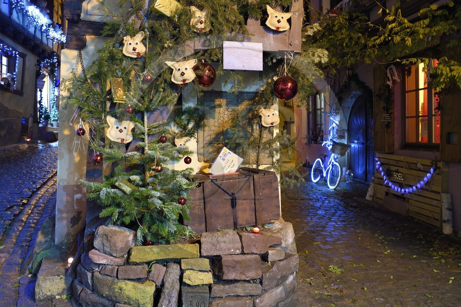 France, Haut-Rhin (68), Eguisheim, labellisé Les Plus Beaux Villages de France, boite aux lettres pour le Père Noël ruelle des Remparts, illuminations et décorations de Noël