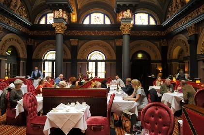 Royaume-Uni, Irlande du Nord, Belfast, la salle de restaurant du Merchant Hotel dans le Grand Hall d'une ancienne banque