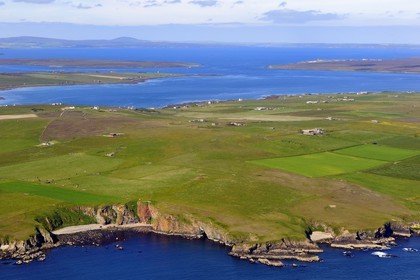 Royaume-Uni, Ecosse, Iles Orcades, champs et fermes parsemées sur la presqu'ile de South Walls (Hoy) devant Scapa Flow (vue aérienne)