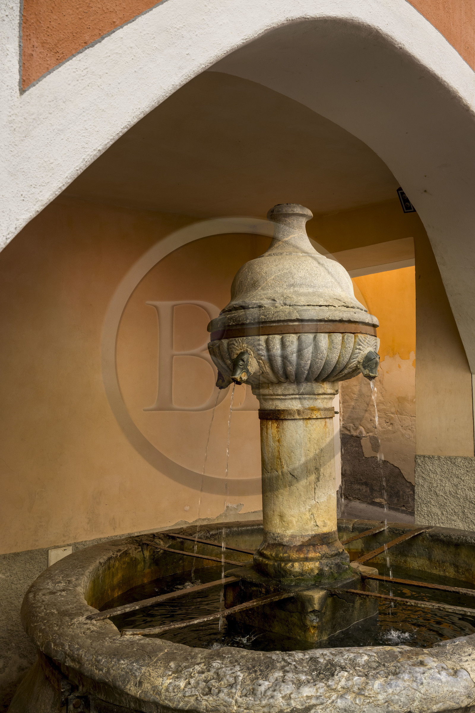 France, Hautes Alpes (05), Briançon, site Vauban classé Patrimoine Mondial de l'UNESCO, vieille ville dans l'enceinte de la citadelle, la fontaine des Soupirs dans la Grande Rue