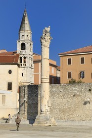 Croatie, Dalmatie, côte dalmate, Zadar, le forum romain, la colonne de la honte servait à y attacher voleurs et femmes adultères