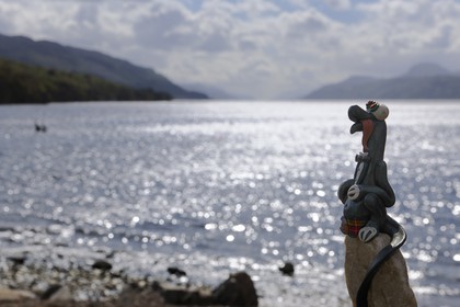 Royaume-Uni, Ecosse, région des Highlands, le Loch Ness, le monstre Nessie imaginé par Steve Feltham