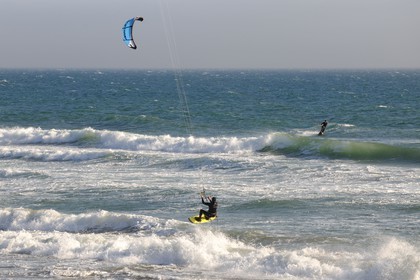 Etats-Unis, Californie, kitesurf sur une plage en bordure de la Highway n°1 au sud de San Fransisco