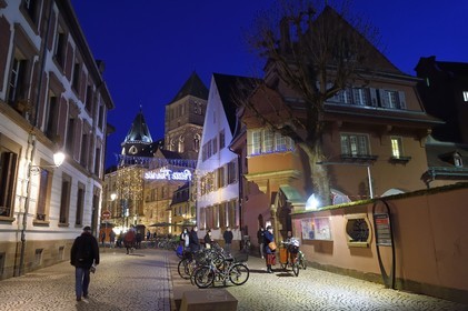 France, Bas-Rhin (67), Strasbourg, vieille ville classée au Patrimoine Mondial de l’UNESCO, la rue de la Monnaie menant à l'église protestante Saint-Thomas