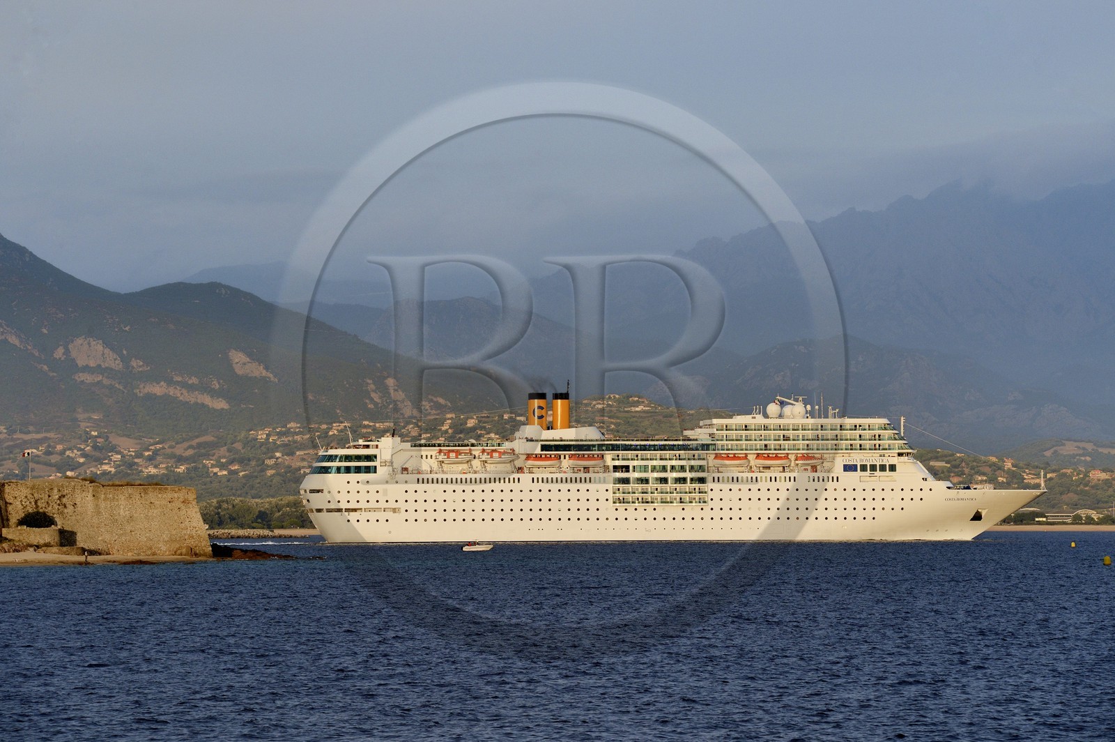 France, Corse-du-Sud (2A), Ajaccio, la Citadelle et bateau de croisière quittant le port