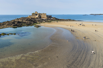 France, Ille et Vilaine, Cote d'Emeraude (Emerald Coast), Saint Malo, Fort National designed by Vauban and built by Siméon Garangeau from 1689 to 1693, Eventail beach at low tide
