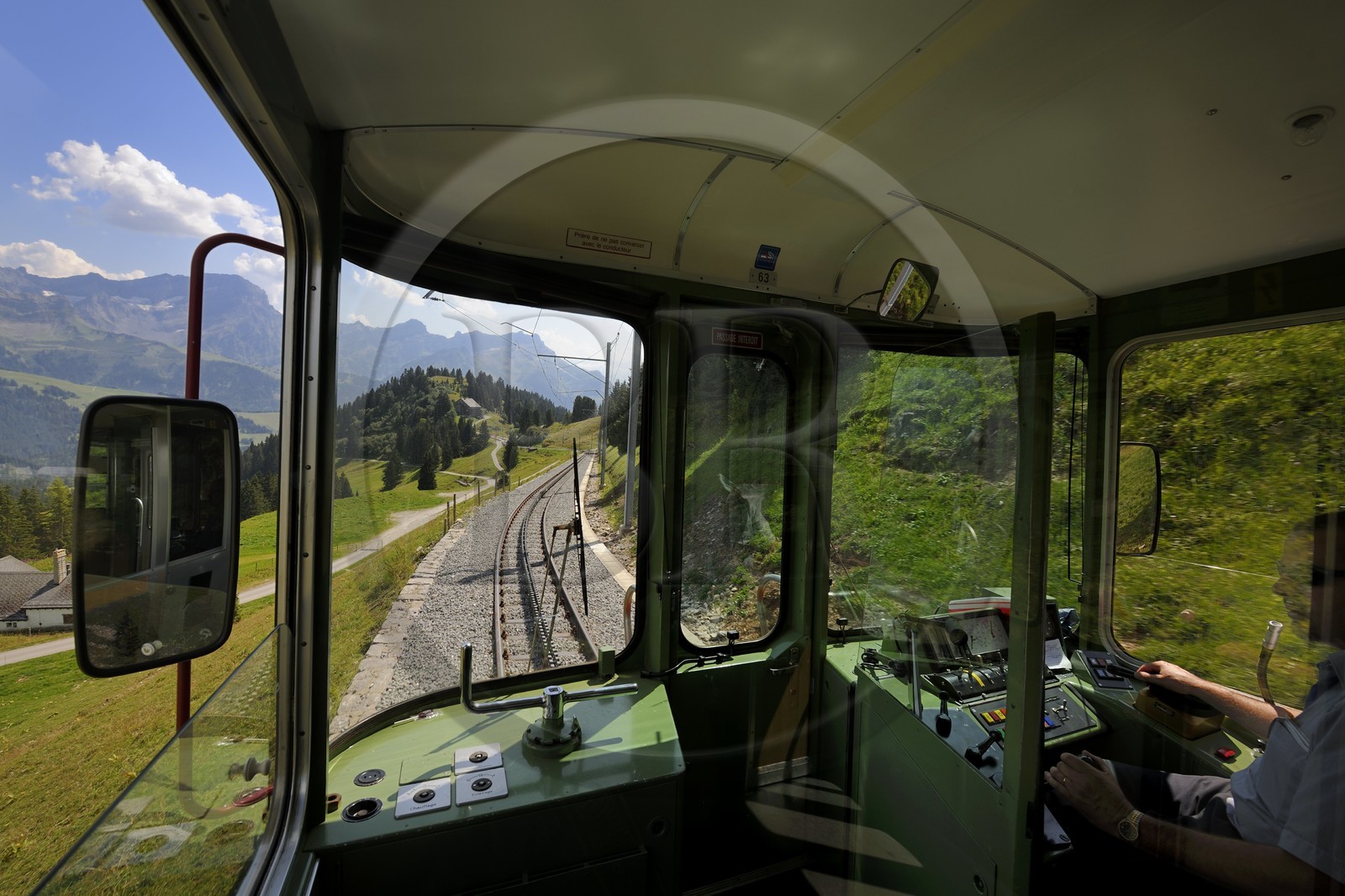 Suisse, canton de Vaud, Villars-sur-Ollon, train qui rejoint la gare de Bretaye