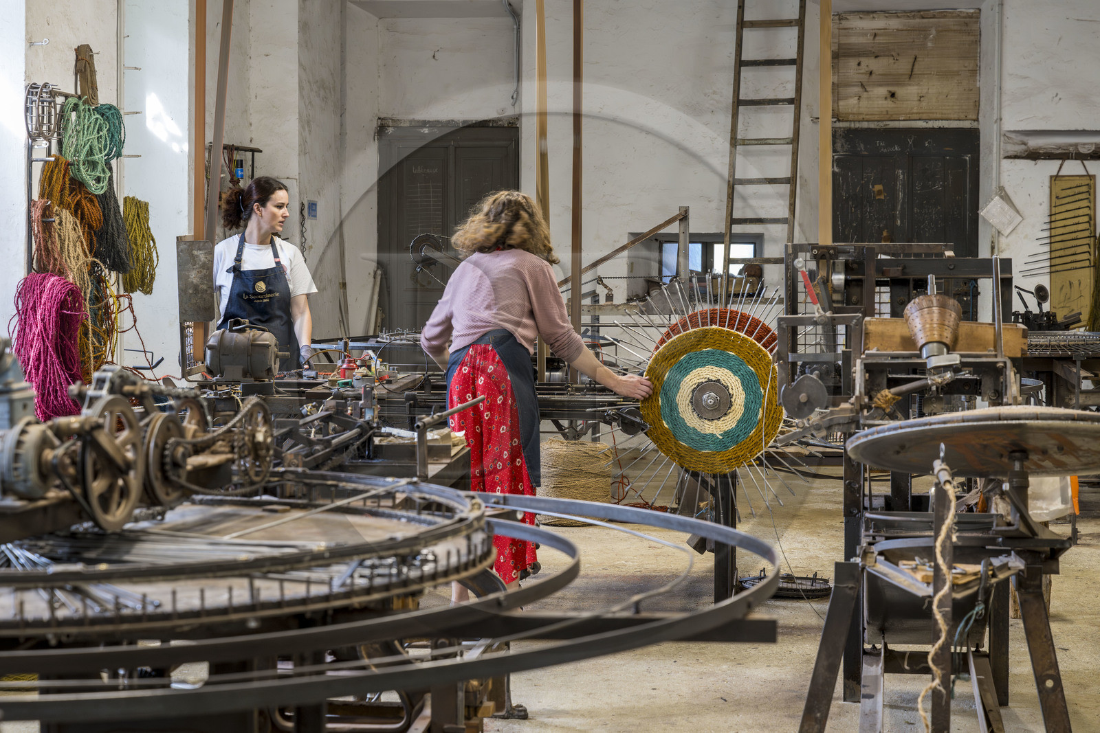 France, Drôme (26), Drôme provençale, Nyons, La Scourtinerie, dernière manufacture de scourtins de Provence, filtres traditionnels utilisés dans la fabrication de l'huile d'olive mais conçus aussi aujourd'hui comme objets de décoration en fibre de coco, fabrication de scourtins dans leur atelier sur des appareils à tisser circulaires faits sur mesure