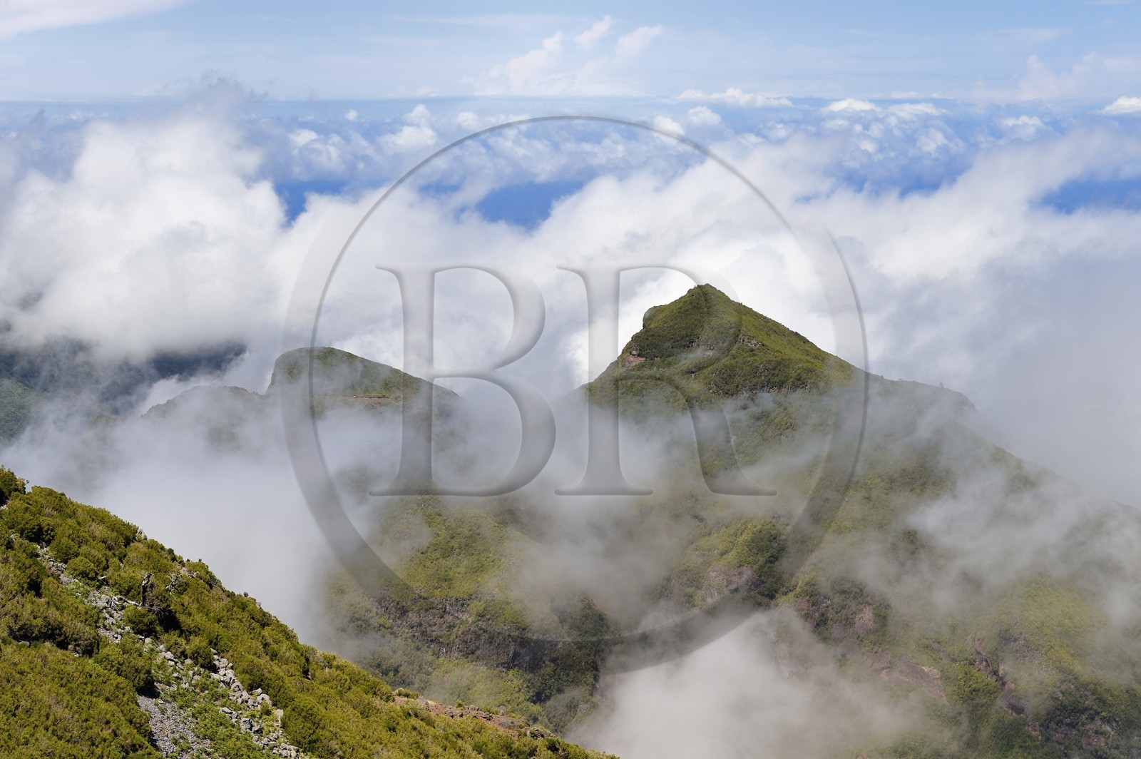 Portugal, Madeira Island, Vereda do Areeiro hike between Pico Ruivo (1862m) and Pico Arieiro (1817m), the central mountain range towards Achada do Teixeira overlooks the Atlantic Ocean