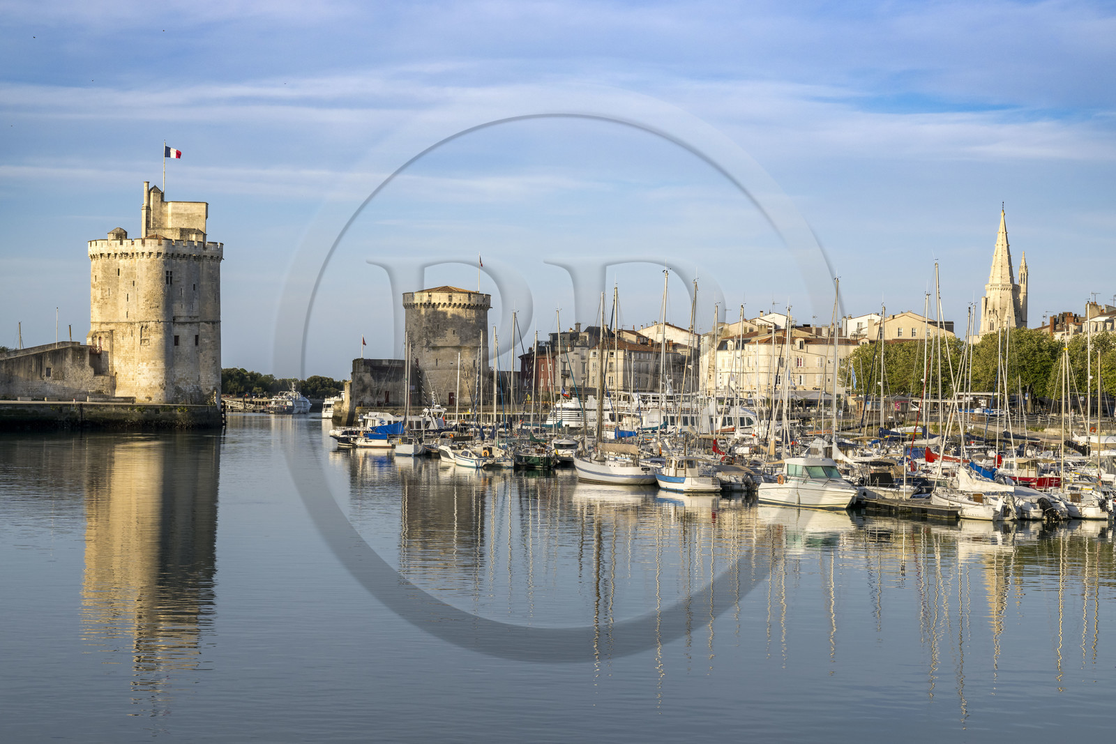 France, Charente-Maritime (17), La Rochelle, la Tour Saint-Nicolas à gauche et la Tour de la Chaîne à droite protègent l'entrée du Vieux Port, la tour de la Lanterne en arrière plan