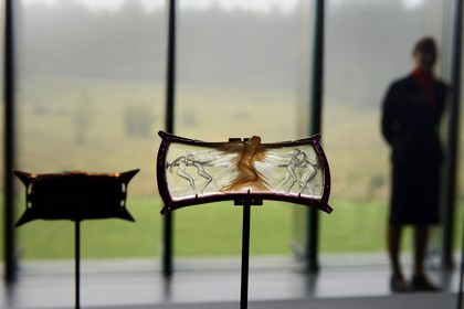 France, Bas-Rhin (67), Wingen-sur-Moder, le musée Lalique, bijou créé par René Lalique, broche La Nymphe Rose vers 1906-1908, en verre, or, rubis et émail