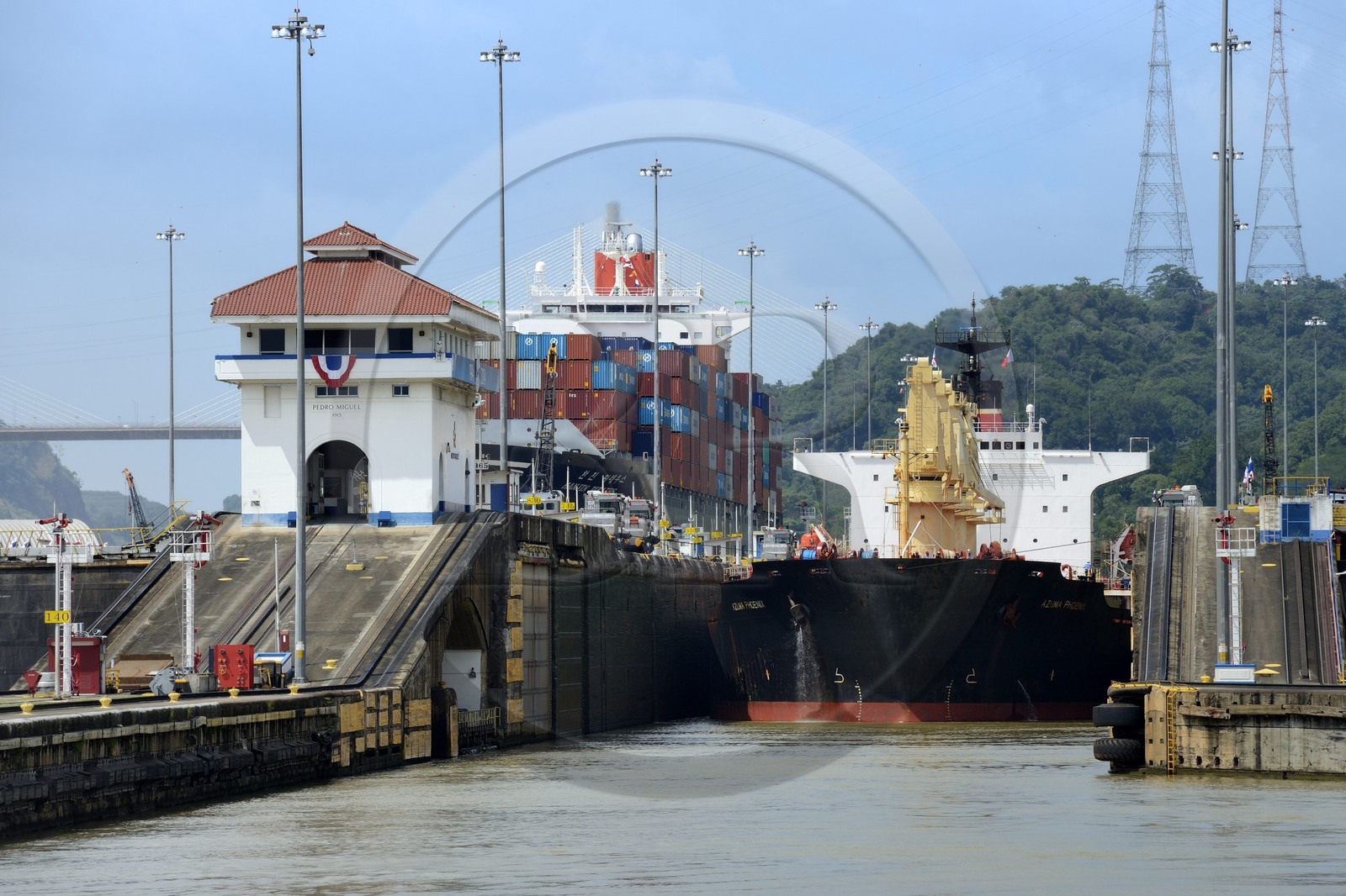 Panama, Canal de Panama, écluses de Pedro Miguel, mules mécaniques ou locomotives électriques guidant un cargo Panamax entre les murs de l'écluse