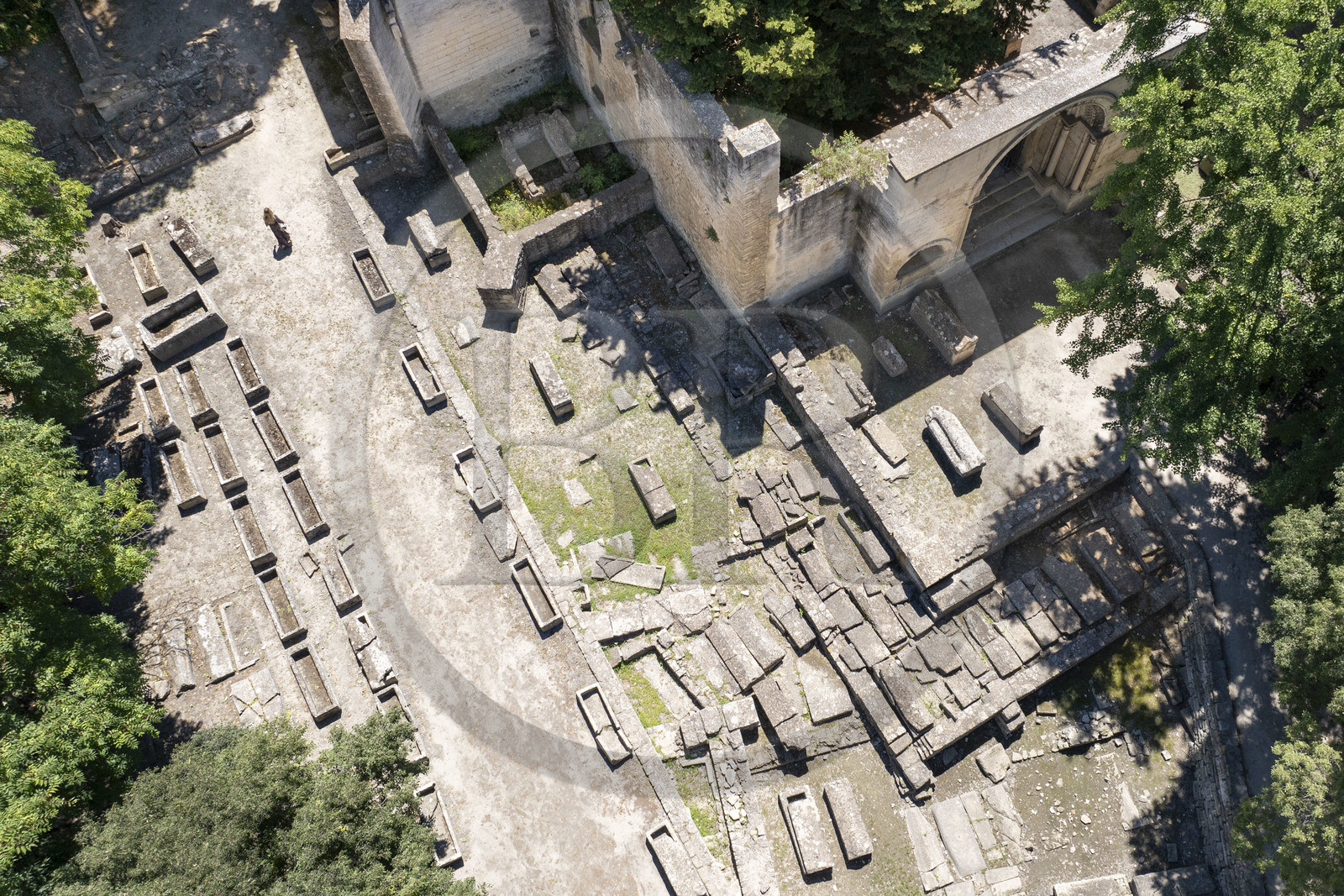 France, Bouches-du-Rhône (13), Arles, les Alyscamps, site classé Patrimoine Mondial de l'UNESCO, nécropole païenne puis chrétienne de l'époque romaine au Moyen Age, comprenant de très nombreux sarcophages (vue aérienne)