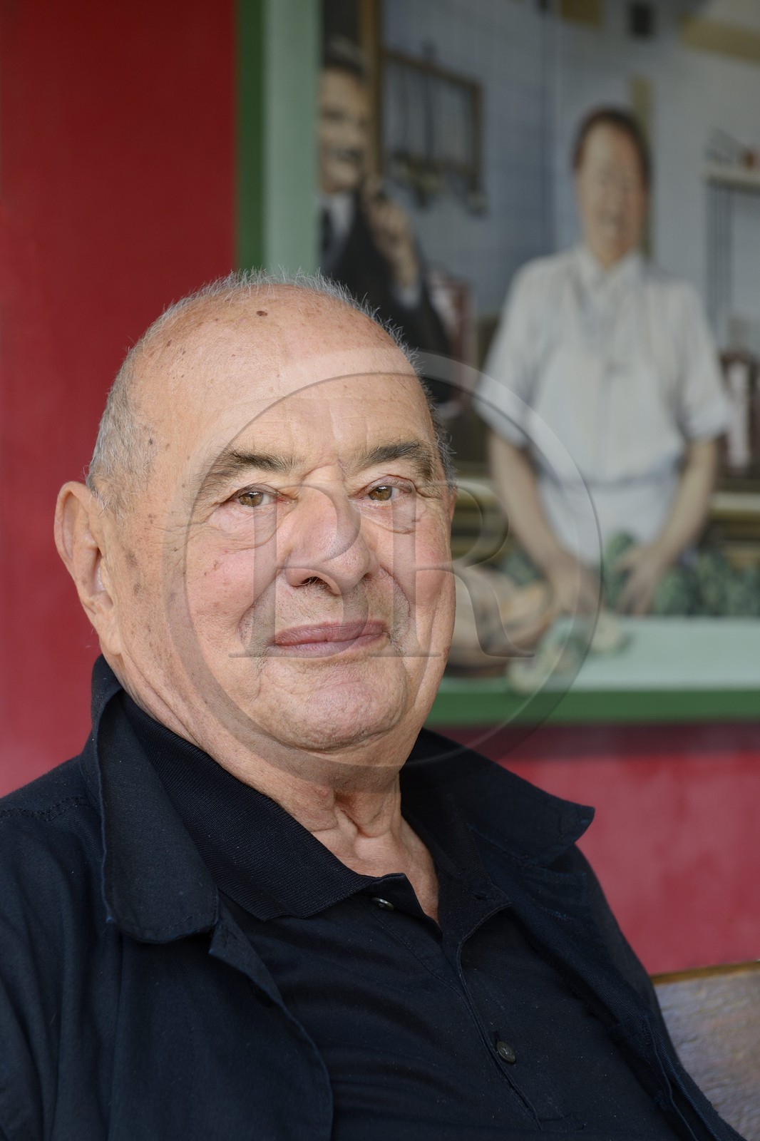France, Rhône (69), Collonges-au-Mont-d'Or, Restaurant L'Auberge du Pont de Collonges de Paul Bocuse, trois étoiles au Guide Michelin depuis 1965, le grand chef cuisinier Meilleur ouvrier de France Paul Bocuse devant le mur peint représentant la grande chef cuisinier Eugénie Brazier surnommée la mère Brazier