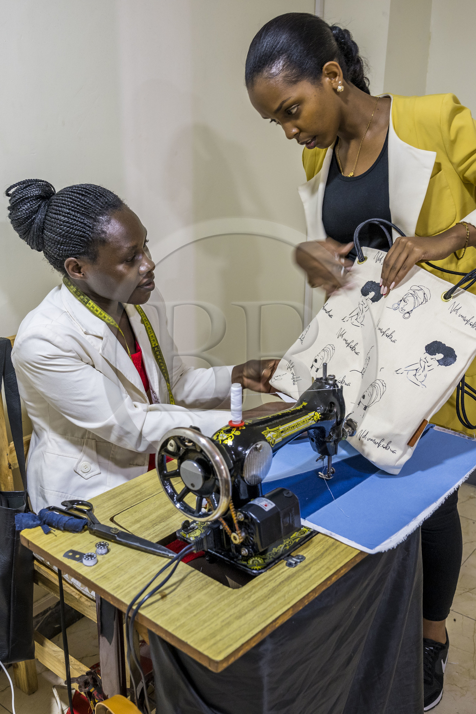 Rwanda, Kigali, la styliste Gloria Girabawe, fondatrice et PDG de Flove, présente sa collection de sacs dans son atelier