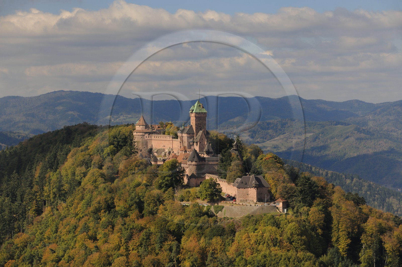 France, Bas-Rhin (67), le château du Haut-Koenigsbourg dans la forêt des Vosges (photo aérienne)