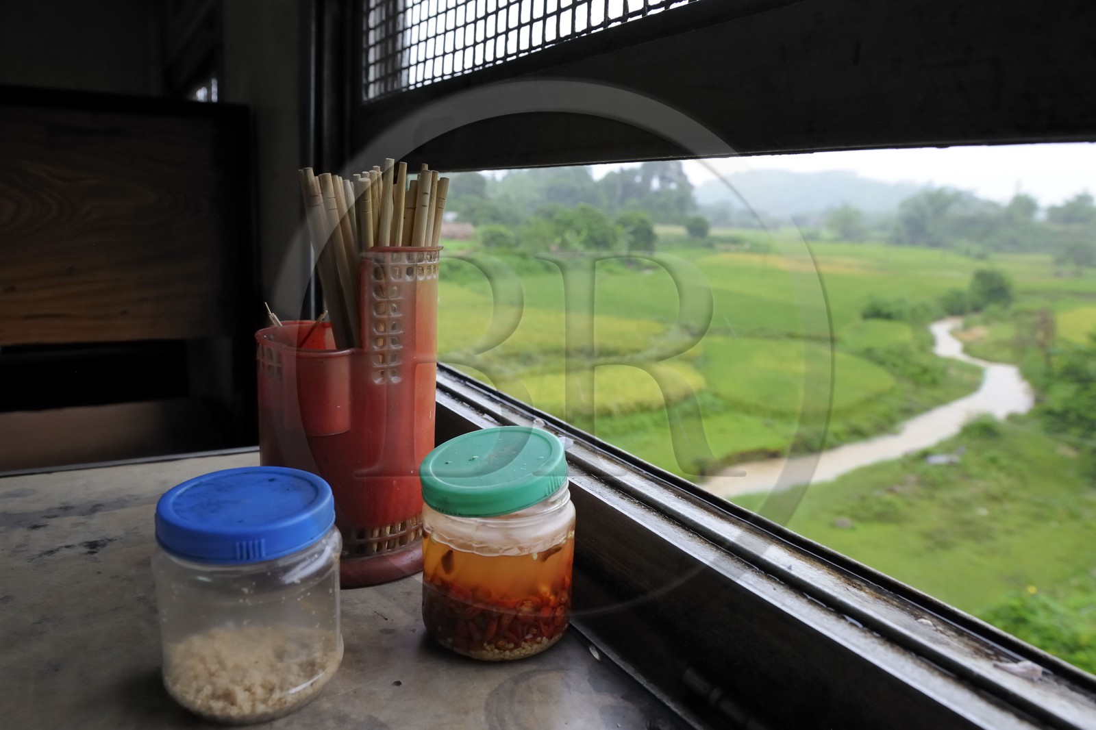 Vietnam, train de jour de Lao Cai à Hanoï, le wagon restaurant et paysage du nord